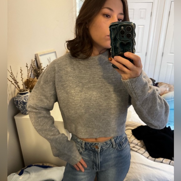 Zara sweater (medium) - Picture 2 of 4